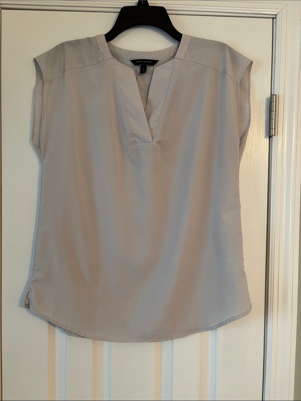 BANANA REPUBLIC SLEEVELESS BLOUSE in Gray Size Small